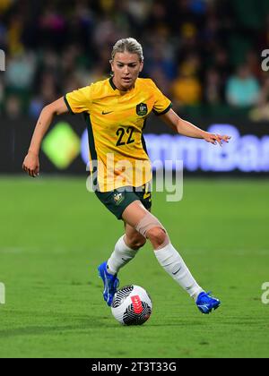 Perth, Australien. Oktober 2023. Charlotte Grant von der australischen Frauenfußballmannschaft ist 2024 beim Spiel der AFC Women's Football Olympic Qualifying Round 2 Group, Einem Spiel zwischen Australien und der Islamischen Republik Iran, das im Perth Rectangular Stadium stattfand, zu sehen. Endpunktzahl Australien 2:0 Islamische Republik Iran. Quelle: SOPA Images Limited/Alamy Live News Stockfoto