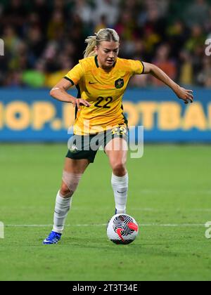 Perth, Australien. Oktober 2023. Charlotte Grant von der australischen Frauenfußballmannschaft ist 2024 beim Spiel der AFC Women's Football Olympic Qualifying Round 2 Group, Einem Spiel zwischen Australien und der Islamischen Republik Iran, das im Perth Rectangular Stadium stattfand, zu sehen. Endpunktzahl Australien 2:0 Islamische Republik Iran. Quelle: SOPA Images Limited/Alamy Live News Stockfoto