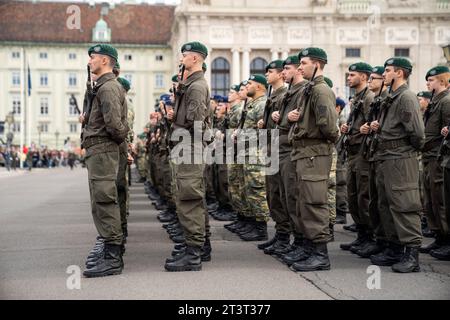 Wien, Österreich. 26. Oktober 2023. Einmarsch der Rekruten am Heldenplatz in Wien zu Ihrer feierlichen Angelobung. *** Wien, Österreich 26. Oktober 2023 Rekruten marschieren auf dem Heldenplatz in Wien zu ihrer feierlichen Vereidigung ein. Stockfoto