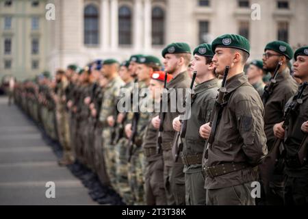 Wien, Österreich. 26. Oktober 2023. Einmarsch der Rekruten am Heldenplatz in Wien zu Ihrer feierlichen Angelobung. *** Wien, Österreich 26. Oktober 2023 Rekruten marschieren auf dem Heldenplatz in Wien zu ihrer feierlichen Vereidigung ein. Stockfoto