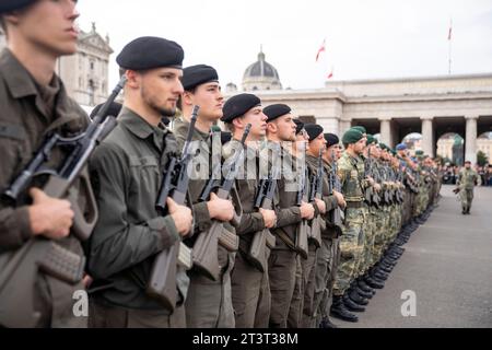 Wien, Österreich. 26. Oktober 2023. Einmarsch der Rekruten am Heldenplatz in Wien zu Ihrer feierlichen Angelobung. *** Wien, Österreich 26. Oktober 2023 Rekruten marschieren auf dem Heldenplatz in Wien zu ihrer feierlichen Vereidigung ein. Stockfoto