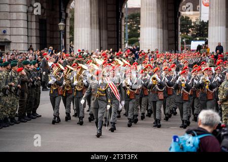 Wien, Österreich. 26. Oktober 2023. Einmarsch der Rekruten am Heldenplatz in Wien zu Ihrer feierlichen Angelobung. *** Wien, Österreich 26. Oktober 2023 Rekruten marschieren auf dem Heldenplatz in Wien zu ihrer feierlichen Vereidigung ein. Stockfoto