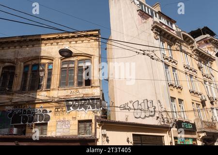 Bukarest, Rumänien. September 2023. Mit Graffiti bedeckte zerbröckelnde Architektur der historischen Altstadt von Bukarest, Rumänien. (Credit Image: © John Wreford/SOPA Images via ZUMA Press Wire) NUR REDAKTIONELLE VERWENDUNG! Nicht für kommerzielle ZWECKE! Stockfoto