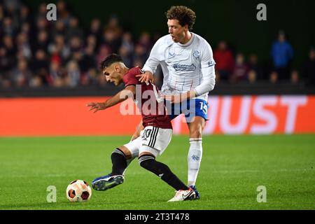 Prag, Tschechische Republik. Oktober 2023. QAZIM LACI von Sparta Praha kämpfen am 3. Spieltag in der Gruppe C der UEFA Europa League am 25. Oktober 2023 in Prag um den Ball mit den SAM LAMMERS DER Rangers. (Kreditbild: © Slavek Ruta/ZUMA Press Wire) NUR REDAKTIONELLE VERWENDUNG! Nicht für kommerzielle ZWECKE! Stockfoto