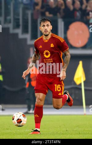 Rom, Italien. Oktober 2023. Leandro Paredes von AS Roma im Rahmen des Fußballspiels der Europa League Gruppe G zwischen Roma und Slavia Praha im Olympiastadion in Rom, Italien, 26. Oktober 2023. Quelle: Riccardo De Luca - Update Images/Alamy Live News Stockfoto