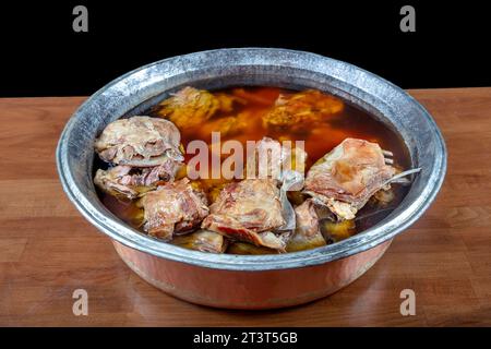 Türkische Küche Lamm zum Braten. Geröstete Lammkoteletts. Nahaufnahme von in Öl gekochten Lammrippen in einem Topf. Stockfoto