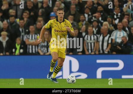 Nico Schlotterbeck von Borussia Dortmund während des UEFA Champions League Gruppe F Spiels zwischen Newcastle United und Borussia Dortmund in St. James's Park, Newcastle am Mittwoch, den 25. Oktober 2023. (Foto: Mark Fletcher | MI News) Credit: MI News & Sport /Alamy Live News Stockfoto