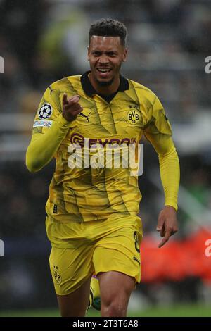 Borussia Dortmunds Felix Nmecha feiert, nachdem er beim Spiel der UEFA Champions League Gruppe F zwischen Newcastle United und Borussia Dortmund in St. James's Park, Newcastle am Mittwoch, den 25. Oktober 2023. (Foto: Mark Fletcher | MI News) Credit: MI News & Sport /Alamy Live News Stockfoto