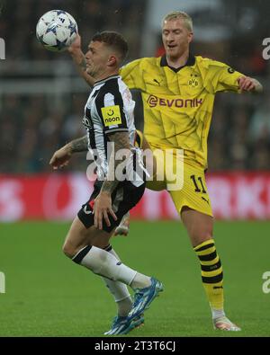 Kieran Trippier von Newcastle United kämpft gegen Marco Reus von Borussia Dortmund während des Gruppenspiels der UEFA Champions League zwischen Newcastle United und Borussia Dortmund in St. James's Park, Newcastle am Mittwoch, den 25. Oktober 2023. (Foto: Mark Fletcher | MI News) Credit: MI News & Sport /Alamy Live News Stockfoto