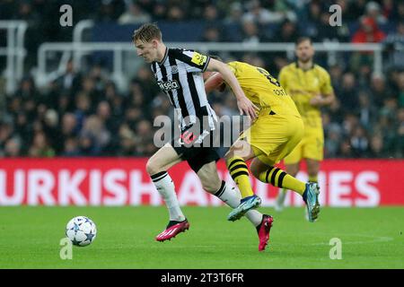 Anthony Gordon von Newcastle United kämpft gegen Salih Ozcan von Borussia Dortmund während des Gruppenspiels der UEFA Champions League zwischen Newcastle United und Borussia Dortmund in St. James's Park, Newcastle am Mittwoch, den 25. Oktober 2023. (Foto: Mark Fletcher | MI News) Credit: MI News & Sport /Alamy Live News Stockfoto