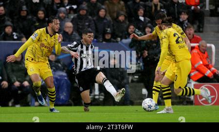 Miguel Almiron von Newcastle United im Einsatz mit Ramy Bensebaini, Salih Ozcan und Marcel Sabitzer (R) während des Spiels der UEFA Champions League Gruppe F zwischen Newcastle United und Borussia Dortmund in St. James's Park, Newcastle am Mittwoch, den 25. Oktober 2023. (Foto: Mark Fletcher | MI News) Credit: MI News & Sport /Alamy Live News Stockfoto