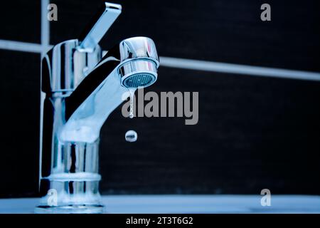 Tropfen Wasser aus einem undichten Wasserhahn aus der Nähe Stockfoto