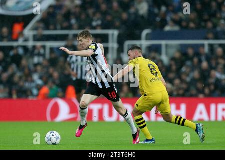 Anthony Gordon von Newcastle United kämpft gegen Salih Ozcan von Borussia Dortmund während des Gruppenspiels der UEFA Champions League zwischen Newcastle United und Borussia Dortmund in St. James's Park, Newcastle am Mittwoch, den 25. Oktober 2023. (Foto: Mark Fletcher | MI News) Credit: MI News & Sport /Alamy Live News Stockfoto