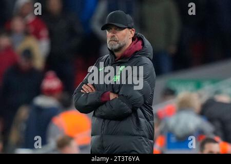 Liverpool, Großbritannien. Oktober 2023. Jurgen Klopp Manager von Liverpool beobachtet das Spiel während des UEFA Europa League Spiels Liverpool gegen Toulouse in Anfield, Liverpool, Vereinigtes Königreich, 26. Oktober 2023 (Foto: Steve Flynn/News Images) in Liverpool, Vereinigtes Königreich am 26. Oktober 2023. (Foto: Steve Flynn/News Images/SIPA USA) Credit: SIPA USA/Alamy Live News Stockfoto