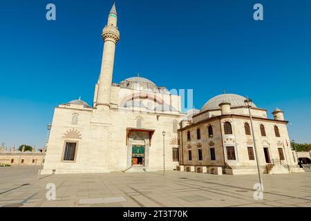 Die Selimiye-Moschee in Konya, Türkei, ist ein prächtiges Beispiel osmanischer architektonischer Fähigkeiten. Es verkörpert das lebendige kulturelle Erbe der Stadt und Stockfoto