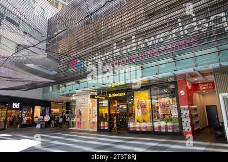 World Square Einkaufszentrum im Stadtzentrum von Sydney, Helly Hansen, Dr. Martens und Pandora Stores, NSW, Australien Stockfoto