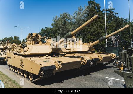 Konzentrieren Sie sich auf zwei M1 Abrams Hauptkampfpanzer, die während einer Freiluftparade in Polen in einer Kolonne fahren. Hochwertige Fotos Stockfoto