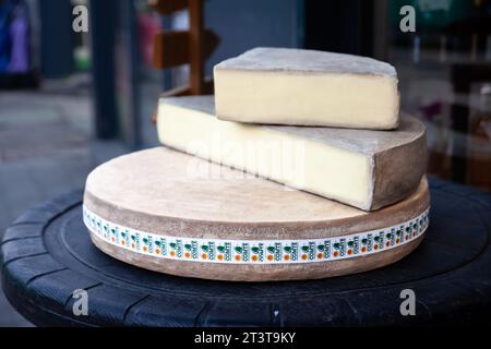 Bild: Ein Rad Comte-Käse in Scheiben geschnitten und zum Verkauf bereit in Belgrad. Serbien. Comté ist ein französischer Käse, der aus nicht pasteurisierter Kuhmilch im F hergestellt wird Stockfoto