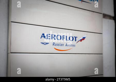 Bild eines Schildes mit dem Logo von Aeroflot Russian Airlines, aufgenommen in ihrem ehemaligen Büro für Novi Sad, Serbien.PJSC Aeroflot – Russian Airlines, Combo Stockfoto