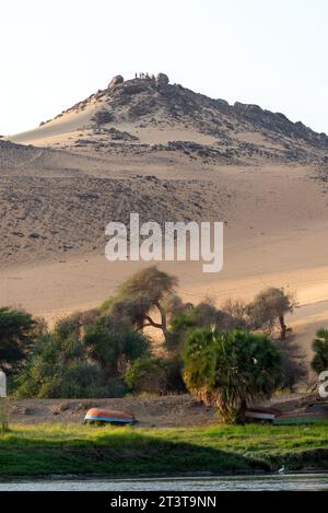 Sanddüne mit Wanderern in der Nähe von Assuan, Ägypten Stockfoto