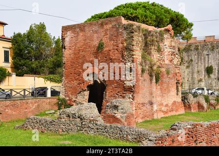 Pisa, Italien. 17. September 2023. Ausgrabungen der Überreste der antiken Stadtmauern von Pisa. Hochwertige Fotos Stockfoto