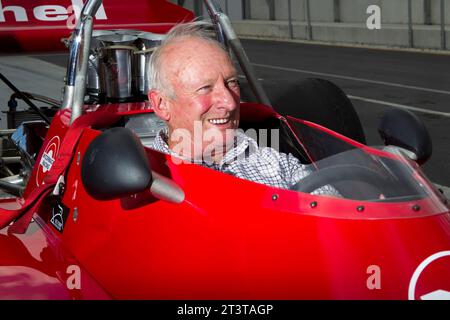 Die neuseeländische Motorsportlegende Chris Amon macht sich mit dem Formel 5000 1974 Talon MR1A-Rennwagen vertraut, den er im Tasman Cup 1975 fuhr Stockfoto