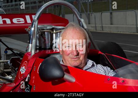 Die neuseeländische Motorsportlegende Chris Amon macht sich mit dem Formel 5000 1974 Talon MR1A-Rennwagen vertraut, den er im Tasman Cup 1975 fuhr Stockfoto