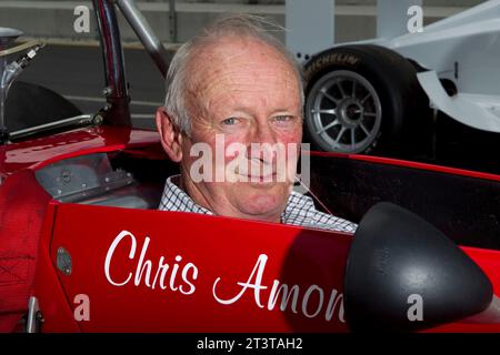 Die neuseeländische Motorsportlegende Chris Amon macht sich mit dem Formel 5000 1974 Talon MR1A-Rennwagen vertraut, den er im Tasman Cup 1975 fuhr Stockfoto