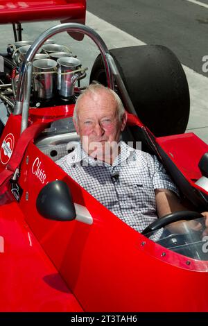 Die neuseeländische Motorsportlegende Chris Amon macht sich mit dem Formel 5000 1974 Talon MR1A-Rennwagen vertraut, den er im Tasman Cup 1975 fuhr Stockfoto