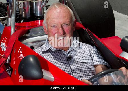 Die neuseeländische Motorsportlegende Chris Amon macht sich mit dem Formel 5000 1974 Talon MR1A-Rennwagen vertraut, den er im Tasman Cup 1975 fuhr Stockfoto