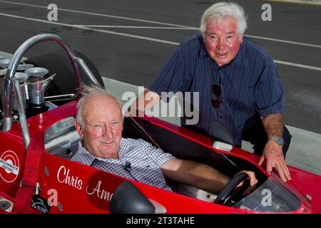 Die neuseeländische Motorsport-Legende Chris Amon verließ mit seinem Chefmechaniker Bruce Harre und dem Formel 5000 1974 Talon MR1A Rennwagen Stockfoto