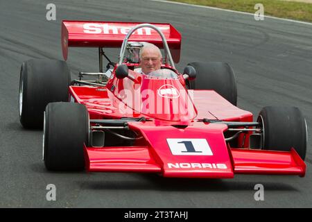 Die neuseeländische Motorsportlegende Chris Amon macht sich mit dem Formel 5000 1974 Talon MR1A-Rennwagen vertraut, den er im Tasman Cup 1975 fuhr Stockfoto