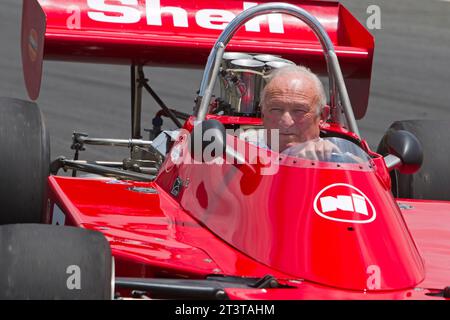 Die neuseeländische Motorsportlegende Chris Amon macht sich mit dem Formel 5000 1974 Talon MR1A-Rennwagen vertraut, den er im Tasman Cup 1975 fuhr Stockfoto