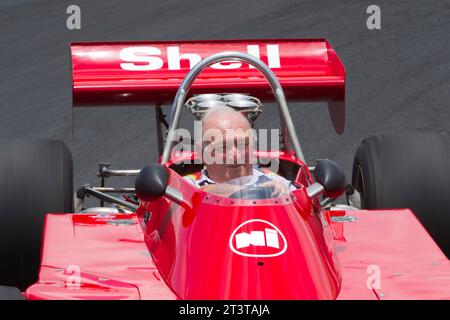 Die neuseeländische Motorsportlegende Chris Amon macht sich mit dem Formel 5000 1974 Talon MR1A-Rennwagen vertraut, den er im Tasman Cup 1975 fuhr Stockfoto