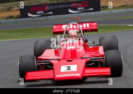 Die neuseeländische Motorsportlegende Chris Amon macht sich mit dem Formel 5000 1974 Talon MR1A-Rennwagen vertraut, den er im Tasman Cup 1975 fuhr Stockfoto