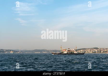 Türkei, Istanbul 06 Juli 2023: Die Fähre transportiert Autos über das Meer Stockfoto