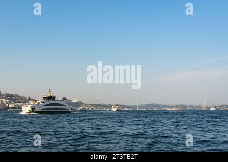 ISTANBUL, TÜRKEI - 6. Juni 2023: Schnelle Passagierfähren auf dem Bosporus Stockfoto