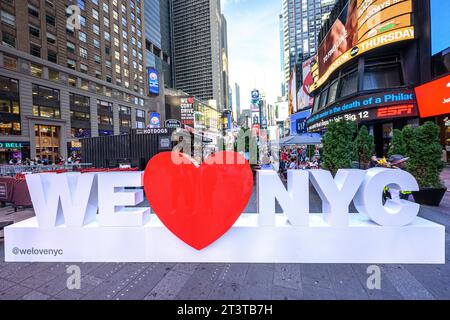 New York, USA. Oktober 2023. Eine Partnerschaft für die New Yorker Skulptur „We Love NYC“ am Times Square wird enthüllt und startet die jährliche Garderobe der New York Cares am Times Square. Quelle: Enrique Shore/Alamy Live News Stockfoto