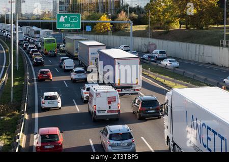 Prag, CZ: 26. oktober 2023: Der Autoverkehr auf der Autobahn, die aus Prag führt, verursacht während der Hauptverkehrszeit erhebliche Staus. Zahlreiche Fahrzeuge Fil Stockfoto