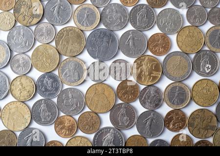 Verschiedene Geldmünzen mit Statuen berühmter Persönlichkeiten verschiedener Stückelungen aus verschiedenen Ländern, Konzept des Geldwechsels und der Finanzierung. Das c Stockfoto