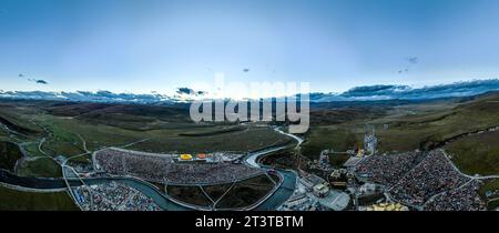 GANZI, CHINA - 11. OKTOBER 2023 - Foto vom 11. Oktober 2023 zeigt die abendliche Landschaft des Yaqing Tempels in Baiyu County, Ganzi tibetische Autonome Pre Stockfoto