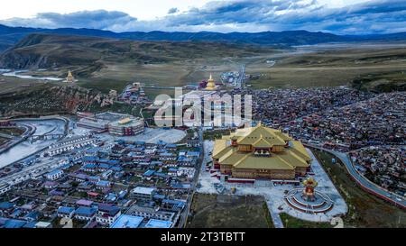 GANZI, CHINA - 11. OKTOBER 2023 - Foto vom 11. Oktober 2023 zeigt die abendliche Landschaft des Yaqing Tempels in Baiyu County, Ganzi tibetische Autonome Pre Stockfoto