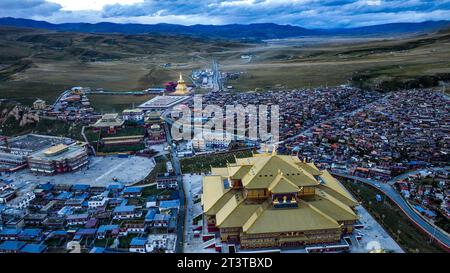 GANZI, CHINA - 11. OKTOBER 2023 - Foto vom 11. Oktober 2023 zeigt die abendliche Landschaft des Yaqing Tempels in Baiyu County, Ganzi tibetische Autonome Pre Stockfoto