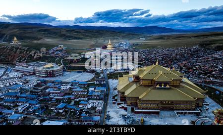 GANZI, CHINA - 11. OKTOBER 2023 - Foto vom 11. Oktober 2023 zeigt die abendliche Landschaft des Yaqing Tempels in Baiyu County, Ganzi tibetische Autonome Pre Stockfoto
