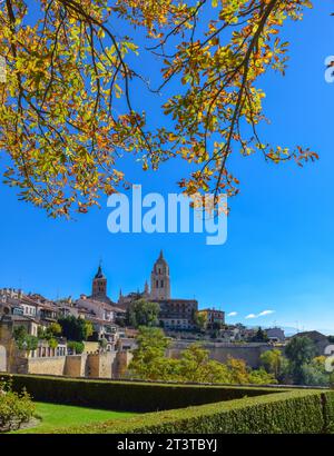 Blick auf Segovia, Spanien. Im Hintergrund: Die Türme der Kathedrale von Segovia und die Kirche San Andrés Stockfoto