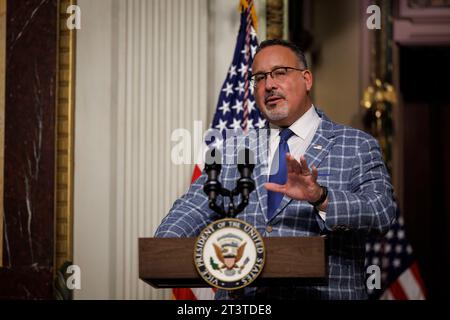 Washington, Usa. Oktober 2023. Miguel Cardona, US-Bildungssekretär, spricht am Donnerstag, den 26. Oktober 2023, im Indian Treaty Room in Washington, DC, während einer Zeremonie. Harris wird nächsten Monat in Großbritannien bei einer Versammlung sprechen, bei der es um die Schaffung von Leitplanken rund um künstliche Intelligenz geht, so eine Person, die mit der Angelegenheit vertraut ist. Foto: Ting Shen/UPI Credit: UPI/Alamy Live News Stockfoto