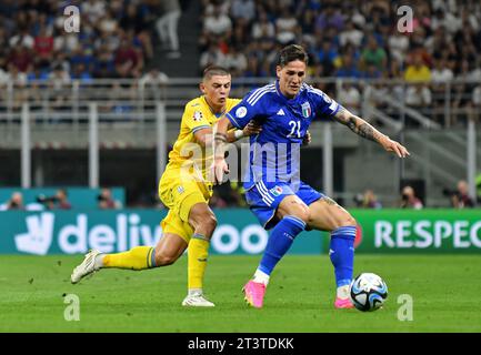 Mailand, Italien - 11. September 2023: Vitaliy Mykolenko aus der Ukraine (L) kämpft im Qualifikationsspiel zur UEFA EURO 2024 im Stadio San Siro um einen Ball mit Nicolo Zaniolo aus Italien. Italien gewann 2-1 Stockfoto