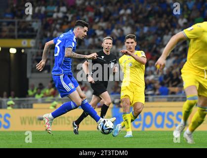 Mailand, Italien - 11. September 2023: Alessandro Bastoni (L) kämpft im Qualifikationsspiel zur UEFA EURO 2024 im Stadio San Siro in Mailand gegen Georgij Sudakov (Ukraine). Italien hat gewonnen Stockfoto