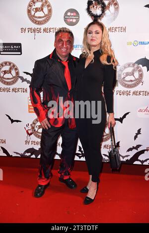 Peter Klein, Yvonne Woelke bei der Halloween-Party HOGARTS X DENISE MERTEN im Hogarts Circus Caffee in Dahlwitz-Hoppegarten am 26.10.2023 *** Peter Klein, Yvonne Woelke auf der Halloween Party HOGARTS X DENISE MERTEN im Hogarts Circus Caffee in Dahlwitz Hoppegarten am 26 10 2023 Credit: Imago/Alamy Live News Stockfoto