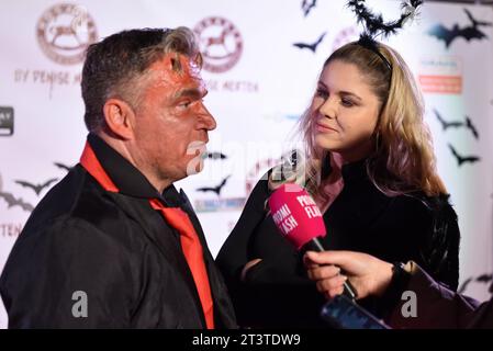 Peter Klein, Yvonne Woelke bei der Halloween-Party HOGARTS X DENISE MERTEN im Hogarts Circus Caffee in Dahlwitz-Hoppegarten am 26.10.2023 *** Peter Klein, Yvonne Woelke auf der Halloween Party HOGARTS X DENISE MERTEN im Hogarts Circus Caffee in Dahlwitz Hoppegarten am 26 10 2023 Credit: Imago/Alamy Live News Stockfoto